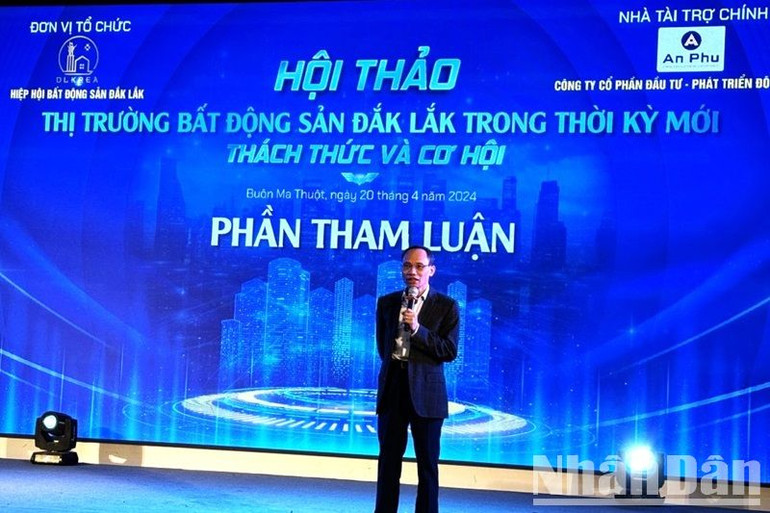 Tiến sĩ Cấn Văn Lực, chuyên gia kinh tế tài chính tham luận tại hội thảo.