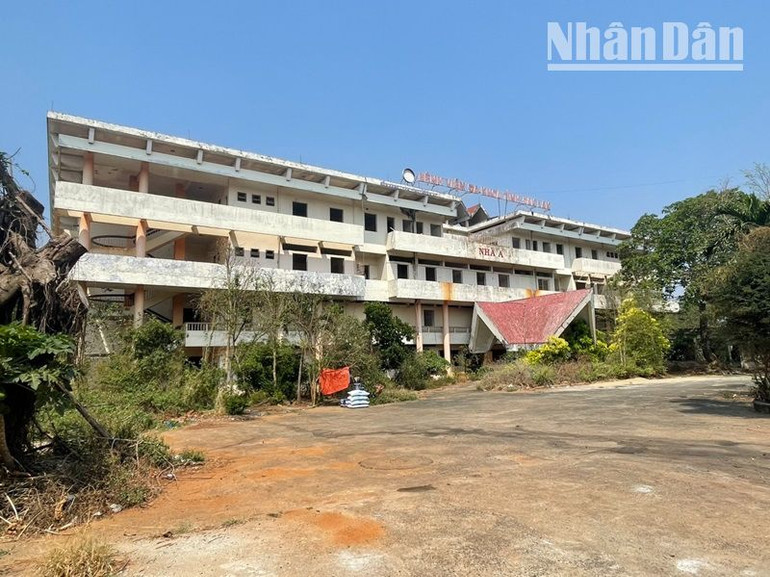 Một khu "đất vàng" nằm ở trung tâm thành phố Buôn Ma Thuột trong nhiều năm qua tỉnh Đắk Lắk chưa hoàn thiện thủ tục để bán đấu giá thu ngân sách nên thiếu kinh phí đầu tư cho các dự án.