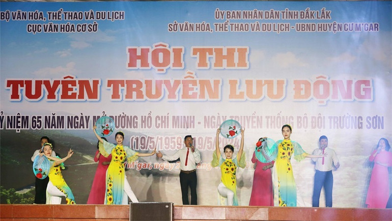 Các đội tuyên truyền lưu động thể hiện các tiết mục nghệ thuật đặc sắc trong chương trình kỷ niệm 65 năm Ngày mở đường Hồ Chí Minh và Ngày truyền thống Bộ đội Trường Sơn.