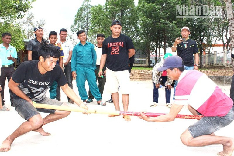 Hội thi đẩy gậy trong Ngày hội Biên phòng toàn dân, tạo không khí vui tươi, sôi nổi, đoàn kết, thắm tình quân-dân.