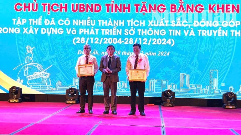 Phó Chủ tịch Thường trực Ủy ban nhân dân tỉnh Đắk Lắk Nguyễn Tuấn Hà tặng Bằng khen của Ủy ban nhân dân tỉnh cho các tập thể Sở Thông tin và Truyền thông.