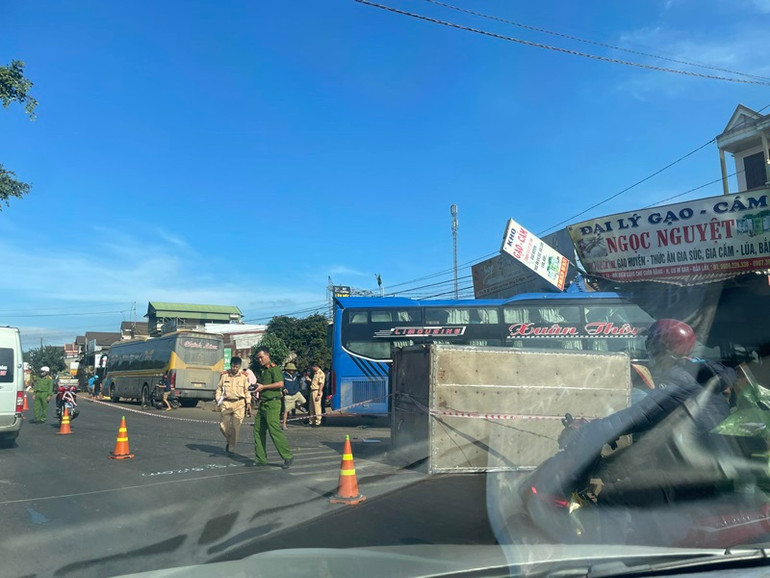 Cơ quan chức năng phong tỏa và xử lý hiện trường vụ tai nạn.