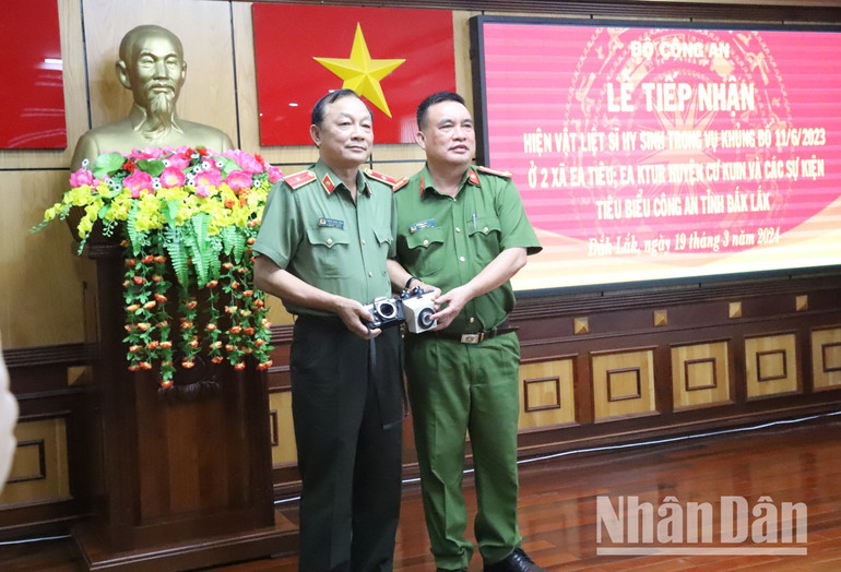 Đại diện lãnh đạo Công an tỉnh Đắk Lắk trao tặng hiện vật các sự kiện tiêu biểu của Công an tỉnh Đắk Lắk cho Bảo tàng Công an nhân dân.