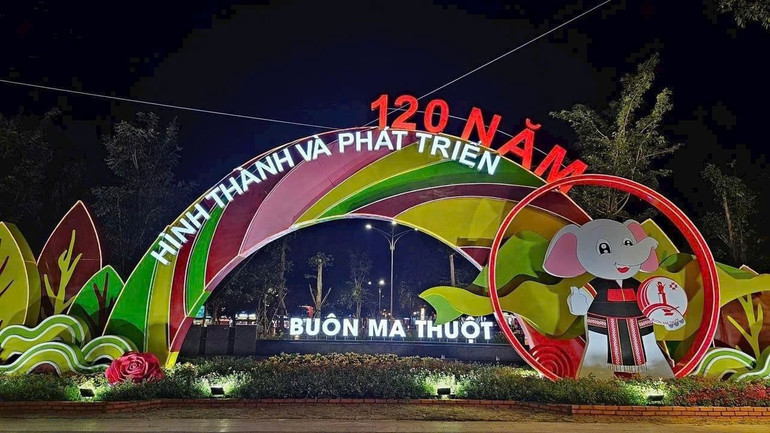 Đắk Lắk chào mừng kỷ niệm 120 năm Ngày thành lập tỉnh.