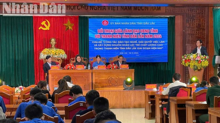 Đại diện các sở, ngành trả lời cụ thể các câu hỏi mà thanh niên quan tâm.