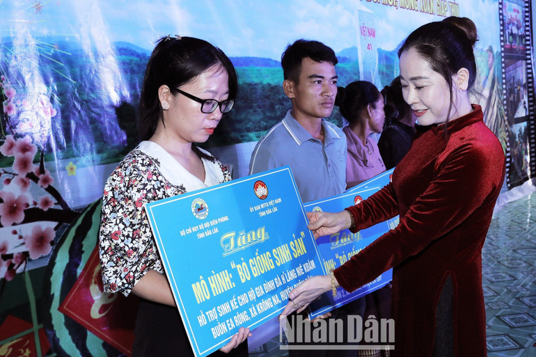 Chương trình “Xuân biên phòng - Ấm lòng dân bản” -Tết Giáp Thìn 2024 trao tặng 4 mô hình sinh kế cho 4 hội viên Hội phụ nữ các xã biên giới tỉnh Đắk Lắk với tổng trị giá 10 triệu đồng.