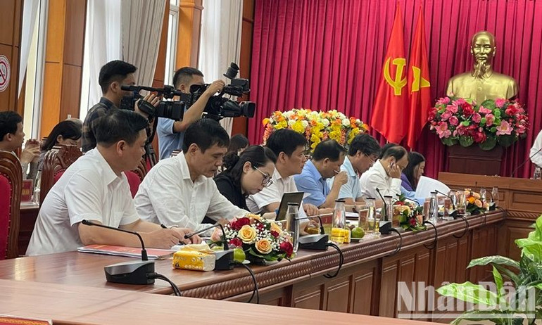 Các đại biểu Đoàn khảo sát Tiểu ban Điều lệ Đảng Đại hội XIV tại buổi làm việc.