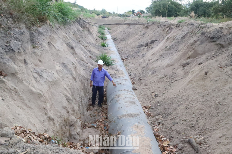 Hệ thống kênh tưới chính của hồ chứa nước Ea H’leo 1 đang được thi công.