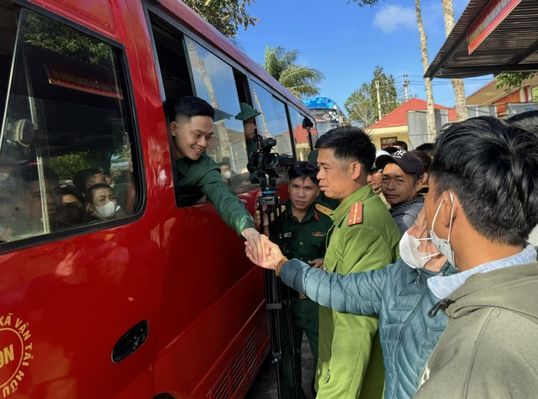 Người thân tiễn các thanh niên lên đường nhập ngũ.