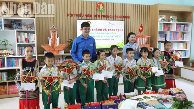 Anh Bùi Quang Huy, Bí thư thứ nhất Trung ương Đoàn và chị Nguyễn Phạm Duy Trang, Bí thư Trung ương Đoàn, Chủ tịch Hội đồng Đội Trung ương trao học bổng và tặng quà cho các cháu học sinh Trường Tiểu học Võ Thị Sáu.