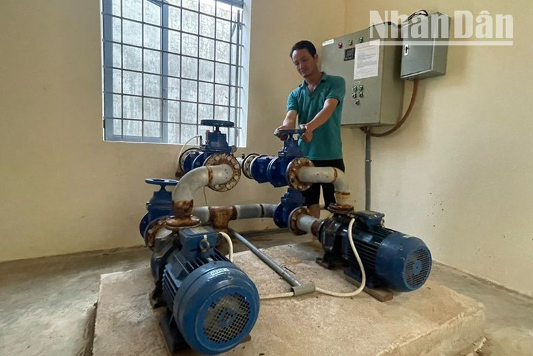 Máy bơm nước của một công trình cấp nước sinh hoạt tập trung ở huyện Krông Bông đang bơm nước phục vụ nhân dân sinh hoạt trong mùa khô hạn. Máy bơm nước của một công trình cấp nước sinh hoạt tập trung ở huyện Krông Bông đang bơm nước phục vụ nhân dân sinh hoạt trong mùa khô hạn.