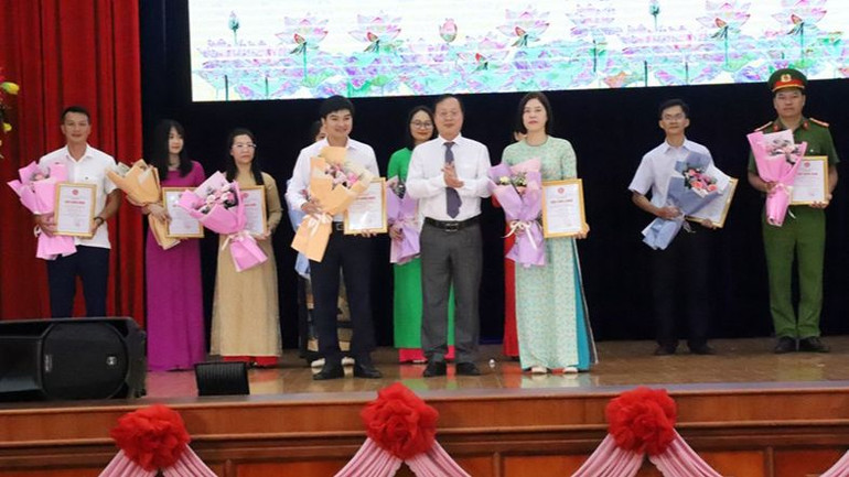 Đồng chí Huỳnh Chiến Thắng, Phó Trưởng Ban Thường trực Ban Tuyên giáo Tỉnh ủy Đắk Lắk, Phó Trưởng Ban tổ chức cuộc thi trao giải Nhì cho các thí sinh.