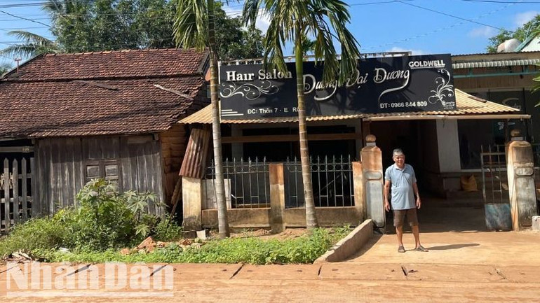 Mặc dù sinh sống ở vùng đất Ea Rốk đến nay đã 45 năm và hiện nay đã 79 tuổi, nhưng vợ chồng ông Tửu vẫn sống trong căn nhà cấp bốn chật chội.