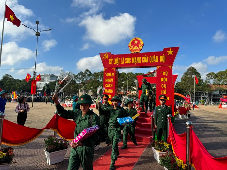 Thanh niên thành phố Buôn Ma Thuột hăng hái lên đường nhập ngũ.