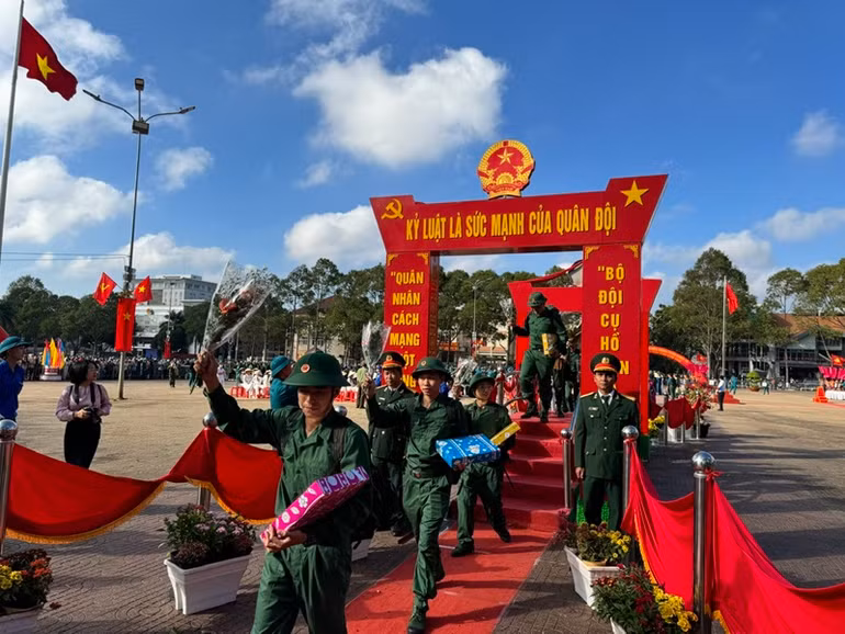 Thanh niên thành phố Buôn Ma Thuột hăng hái lên đường nhập ngũ.