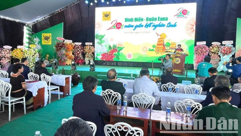 Quang cảnh lễ tổng kết 20 năm kết nghĩa giữa Công ty cổ phần phân bón Bình Điền và buôn Ea Na.