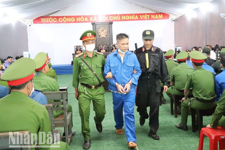 Bị cáo Y Sôl Niê được đưa ra thẩm vấn, xét hỏi.