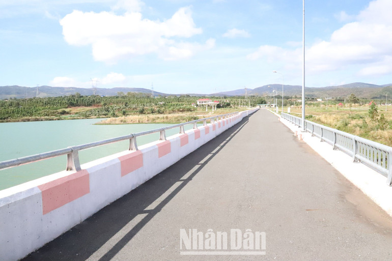 Đập dâng gồm hai phần, phần đập không tràn dài 256m và phần đập tràn dài 56m.