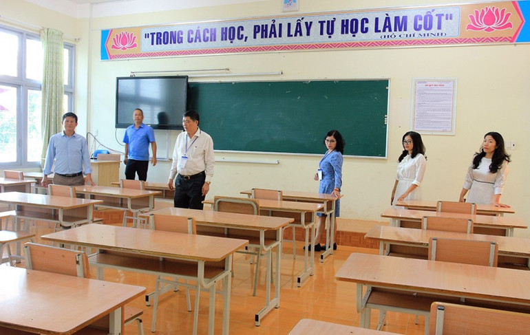 Giám đốc Sở Giáo dục và Đào tạo tỉnh Đắk Lắk Phạm Đăng Khoa (người thứ 3 từ trái sang) kiểm tra cơ sở vật chất tại một điểm thi trên địa bàn thành phố Buôn Ma Thuột.