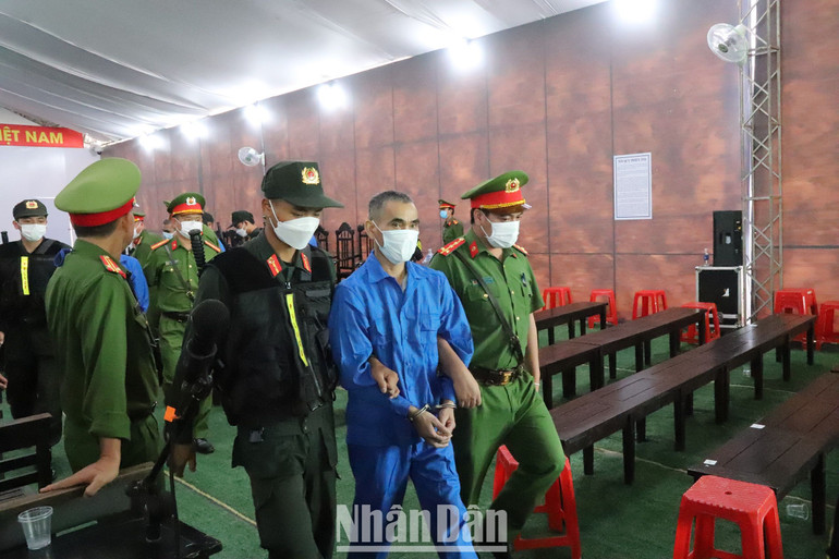 Các bị cáo được dẫn giải vào phiên tòa.