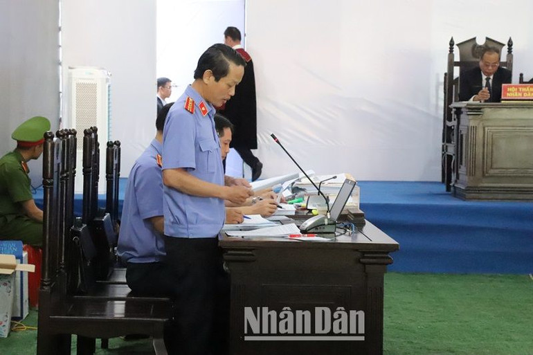 Đại diện Viện Kiểm sát nhân dân tỉnh Đắk Lắk thực hành quyền công tố và kiểm sát án tại phiên tòa công bố bản luận tội các bị cáo.