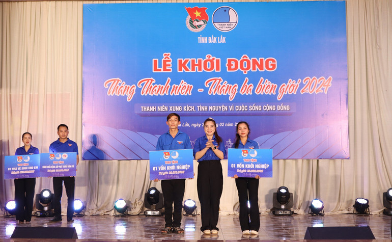 Trao vốn khởi nghiệp cho các đoàn viên, thanh niên tiêu biểu ở khu vực biên giới.