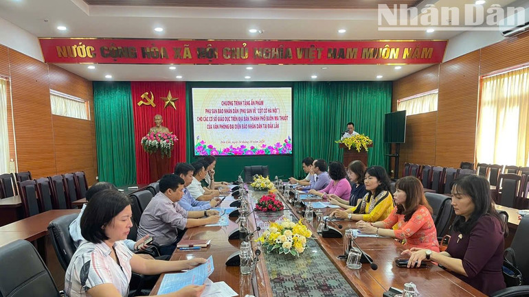 Quang cảnh buổi trao tặng phụ san đặc biệt của Báo Nhân Dân về Cột cờ Hà Nội.