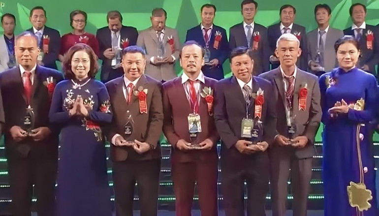 Ông Nguyễn Văn Sanh, người đứng thứ 3, hàng đầu từ phải sang nhận giải thưởng Nông dân Việt Nam xuất sắc năm 2023.