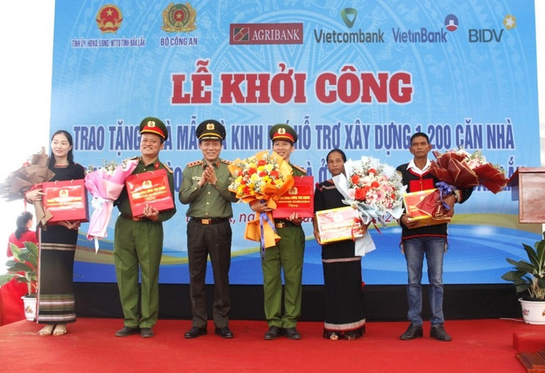 Thượng tướng Lương Tam Quang, Thứ trưởng Công an trao hoa và quà tặng Công an huyện Cư M'gar, chính quyền thị trấn Ea Pốk, các gia đình được bàn giao nhà. Thượng tướng Lương Tam Quang, Thứ trưởng Công an trao hoa và quà tặng Công an huyện Cư M'gar, chính quyền thị trấn Ea Pốk, các gia đình được bàn giao nhà.