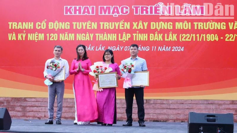 Cục Văn hóa cơ sở tặng Giấy khen cho Trung tâm Văn hóa tỉnh Đắk Lắk và hai cá nhân có nhiều đóng góp tích cực cho triển lãm.