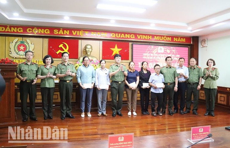 Trao quà cho thân nhân 6 liệt sĩ Công an tỉnh Đắk Lắk hy sinh trong vụ khủng bố ngày 11/6/2023 tại xã Ea Tiêu và Ea Ktur, huyện Cư Kuin.