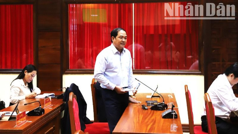 Các đại biểu thảo luận tại kỳ họp.