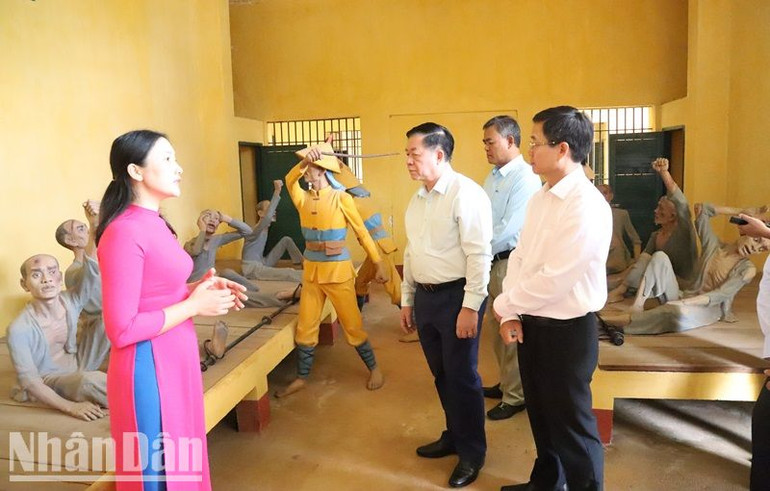 Đồng chí Nguyễn Trọng Nghĩa thăm xà lim giam cầm các chiến sĩ cộng sản tại Di lịch lịch sử quốc gia đặc biệt Nhà đày Buôn Ma Thuột. Đồng chí Nguyễn Trọng Nghĩa thăm xà lim giam cầm các chiến sĩ cộng sản tại Di lịch lịch sử quốc gia đặc biệt Nhà đày Buôn Ma Thuột.