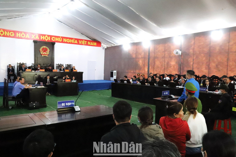 Các bị cáo được đưa ra thẩm vấn tại phiên tòa.