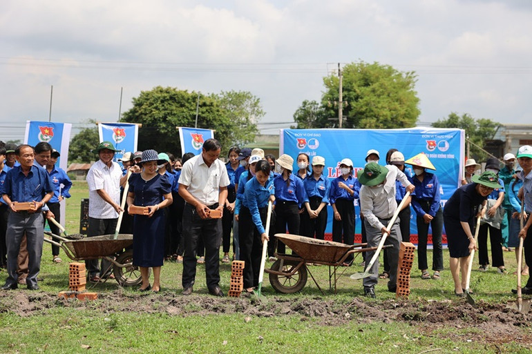 Các đại biểu khởi công nhà vệ sinh cho em.