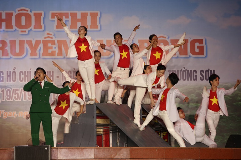 Trong các đêm lưu diễn giúp nhân dân các dân tộc ở các địa phương tỉnh Đắk Lắk ôn lại truyền thống hào hùng của những năm tháng cả nước “xẻ dọc Trường Sơn đi cứu nước” của thế hệ cha anh đi trước.