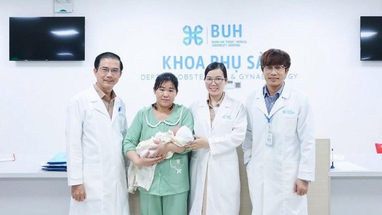 Gia đình chị N.T.T ở huyện Ea H’leo, tỉnh Đắk Lắk bị hiếm muộn được điều trị thành công tại đơn vị IVFMD Buôn Ma Thuột - Bệnh viện Đại học Y Dược Buôn Ma Thuột trong năm 2023.