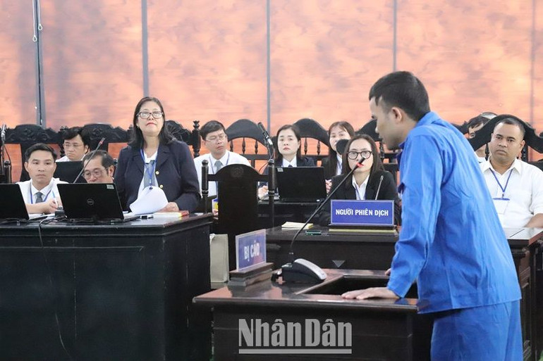 Luật sư tham gia xét hỏi các bị cáo tại phiên tòa.