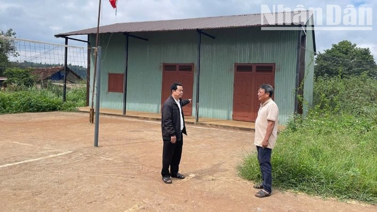 Hàng ngày ông Hoàng Văn Kế và các hộ dân ra nhìn thửa đất bị hội trường thôn Kty 5, xã Chứ Kbô xây dựng chắn ngang trước mặt nên không làm nhà ở được, đất đai bỏ hoang gây lãng phí khiến các ông hết sức bức xúc.