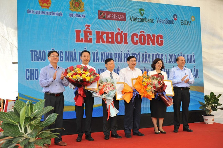 Lãnh đạo tỉnh Đắk Lắk tặng hoa cảm ơn các doanh nghiệp hỗ trợ kinh phí xây nhà ở cho hộ khó khăn, hộ nghèo trên địa bàn. Lãnh đạo tỉnh Đắk Lắk tặng hoa cảm ơn các doanh nghiệp hỗ trợ kinh phí xây nhà ở cho hộ khó khăn, hộ nghèo trên địa bàn.