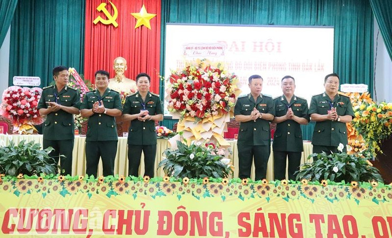 Bộ Tư lệnh Bộ đội Biên phòng tặng lẵng hoa chúc mừng đại hội.