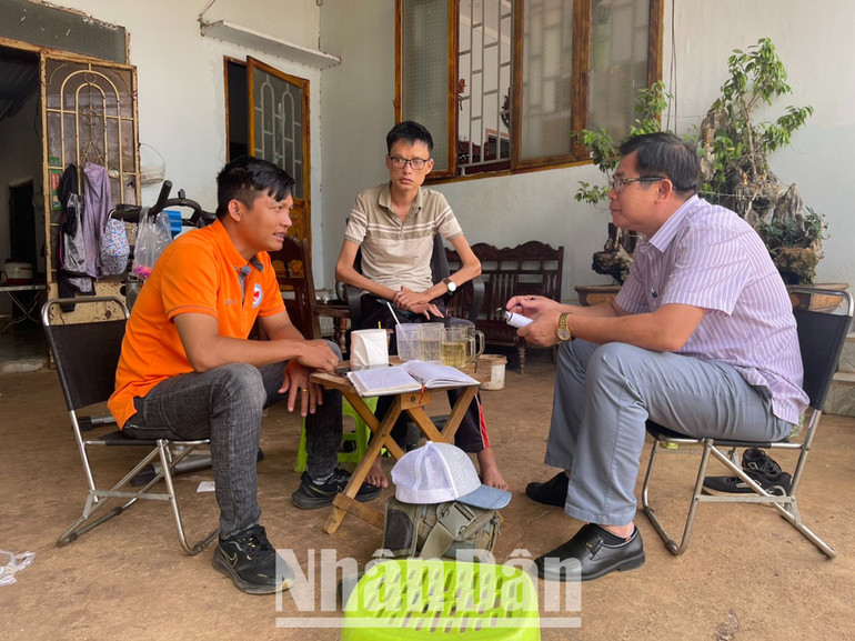 Nguyễn Tài Nam (người ngồi giữa) sinh ra trong một gia đình nông dân nghèo, có 3 anh em, Tài Nam là con đầu nhưng khi mới lên 9 tuổi, trên cơ thể Nam bỗng mọc chi chít các khối u, hạch.