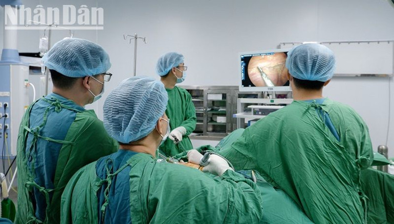 Bệnh nhân được phẫu thuật nội soi cắt trực tràng trước thấp. Bệnh nhân được phẫu thuật nội soi cắt trực tràng trước thấp.