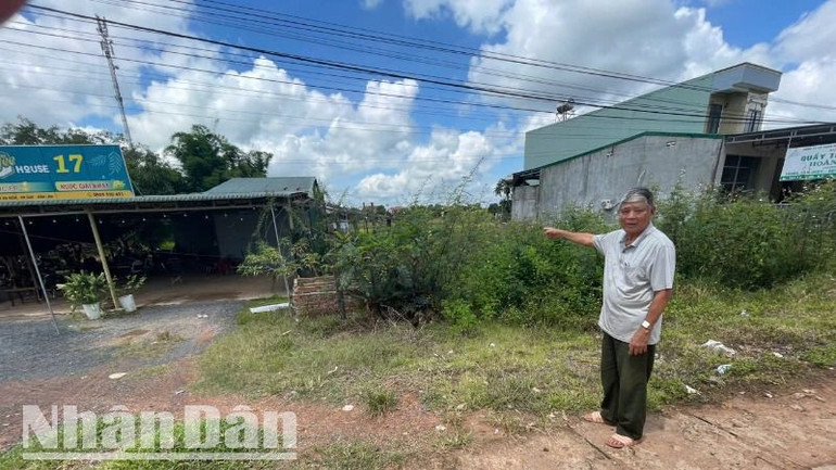 Thửa đất 227b với diện tích 820m2 tại trung tâm xã Ea Rốk đã được Ủy ban nhân dân huyện Ea Súp cấp Giấy chứng nhận quyền sử dụng đất số 0373714, tờ bản số số 9 cho gia đình ông Tửu ngày 12/11/1998.