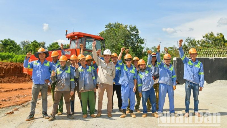Các kỹ sư và công nhân Tập đoàn Trung Nam phấn đấu quyết tâm hoàn thành vượt tiến độ gói thầu thi công cao tốc Khánh Hòa-Buôn Ma Thuột.