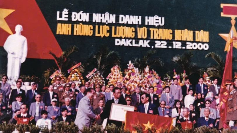 Tỉnh Đắk Lắk vinh dự đón danh hiệu Anh hùng lực lượng vũ trang Nhân dân vào năm 2000. (Ảnh: Bảo tàng Đắk Lắk)