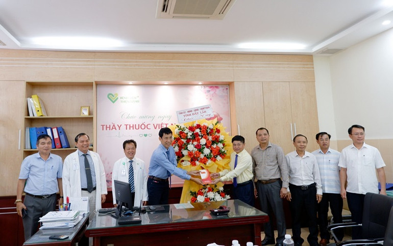 Phó Bí thư Thường trực Tỉnh ủy Đắk Lắk Phạm Minh Tấn và đoàn công tác của tỉnh thăm, tặng hoa chúc mừng cán bộ, y bác sĩ và nhân viện Bệnh viện đa khoa Thiện Hạnh.