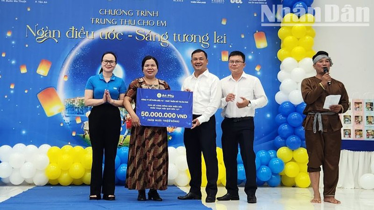 Đại diện công ty cổ phần Ân Phú trao 50 triệu đồng hỗ trợ đồng bào các tỉnh phía bắc cho Liên đoàn Lao động thành phố Buôn Ma Thuột.