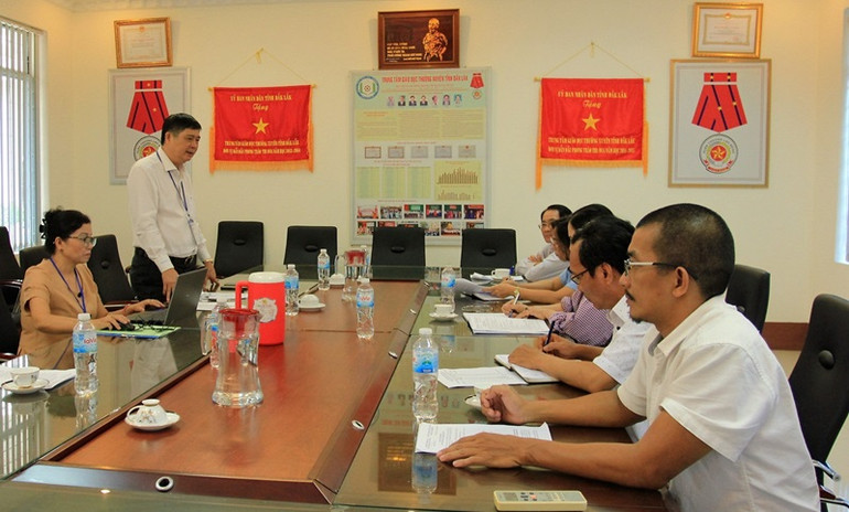 Giám đốc Sở Giáo dục và Đào tạo tỉnh Đắk Lắk Phạm Đăng Khoa làm việc với lãnh đạo điểm thi tại Trung tâm giáo dục thường xuyên tỉnh.