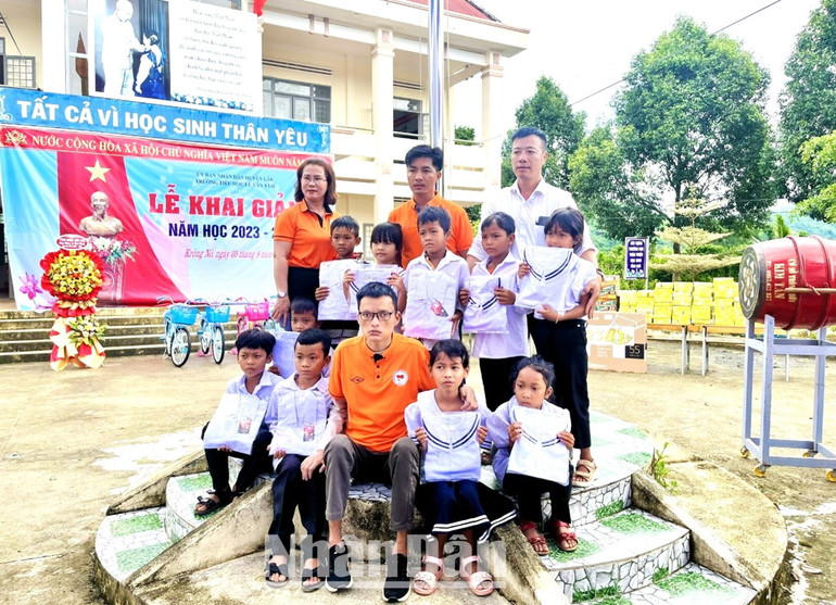 Nguyễn Tài Nam (người đeo kính) cùng các thành viên Nhóm thiện nguyện “Ea Kao - Vòng tay yêu thương” trao tặng áo trắng cho các em học sinh ở xã vùng sâu Krông Nô, huyện Lắk trong chương trình “Áo trắng đến trường cho em” bảo đảm cho các em có đủ đồng phục để tới trường.